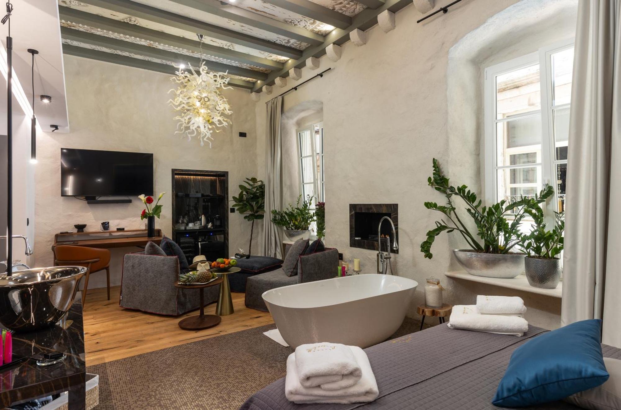 La E Bella Vi, Luxury In Old Town