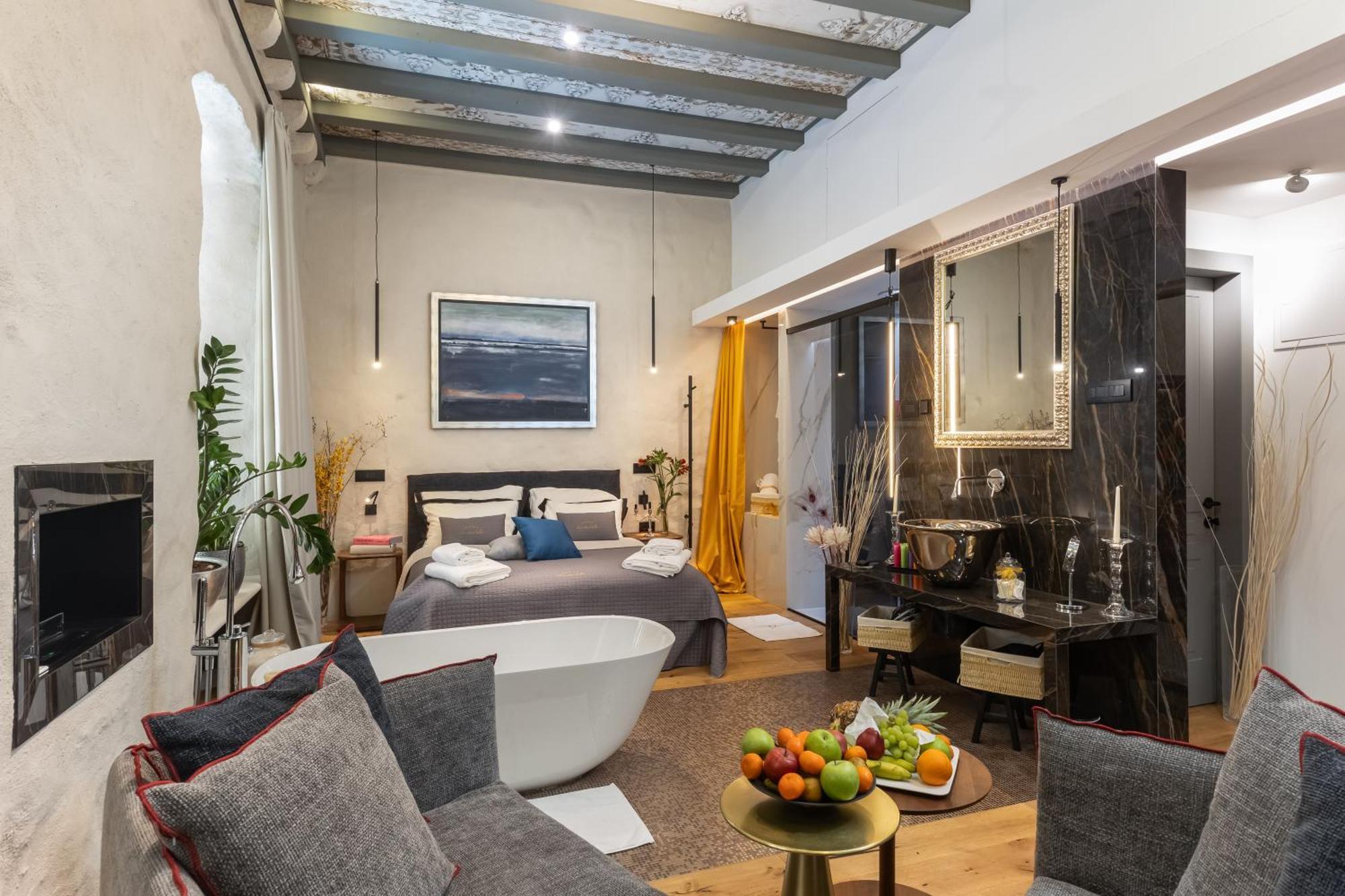 La E Bella Vi, Luxury In Old Town